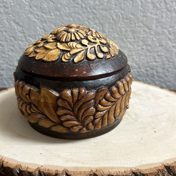 Vintage hand carved wooden trinket box, Sunflower Daisy and leaves, lidded - Picture 2 of 9